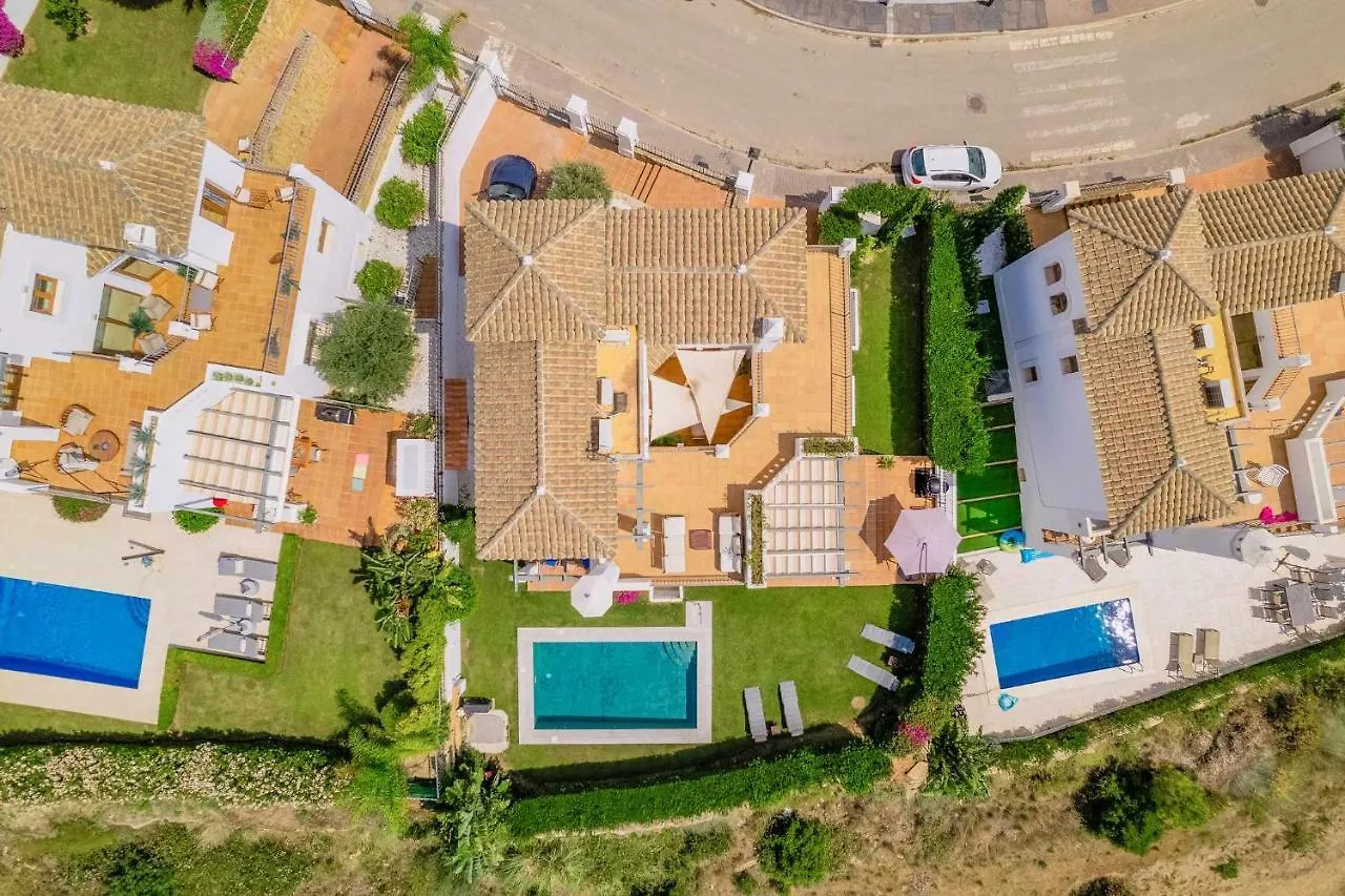 Villa Con Piscina Climatizada Y Vistas Al Golf Estepona