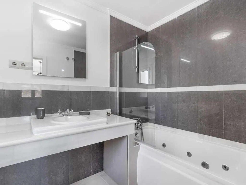 Villa Con Piscina Climatizada Y Vistas Al Golf Estepona