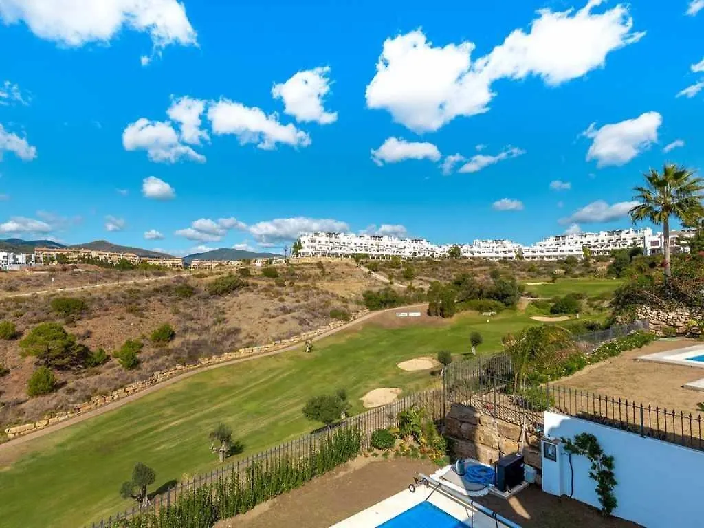 Villa Con Piscina Climatizada Y Vistas Al Golf Estepona