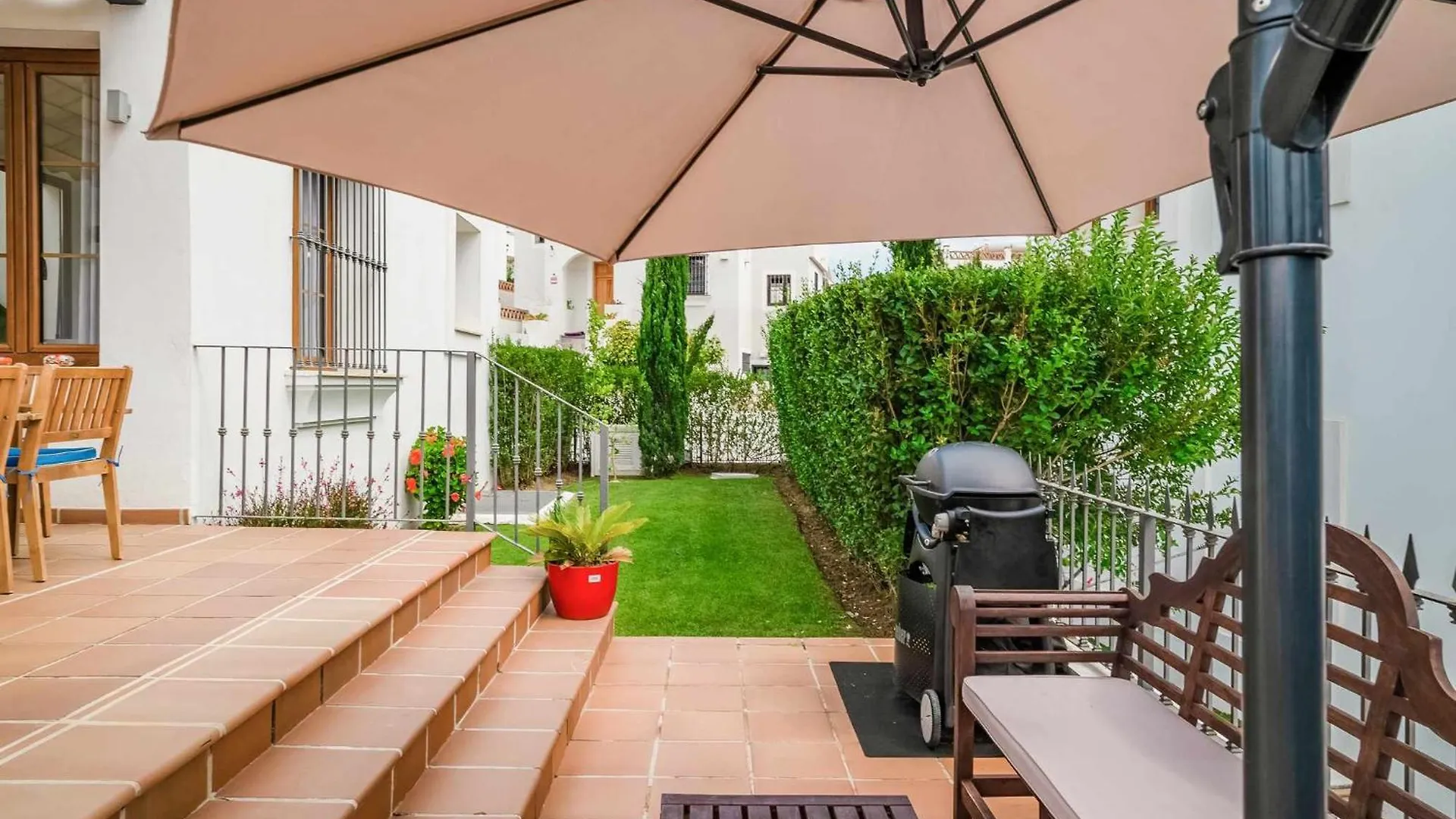 Villa Con Piscina Climatizada Y Vistas Al Golf  Estepona