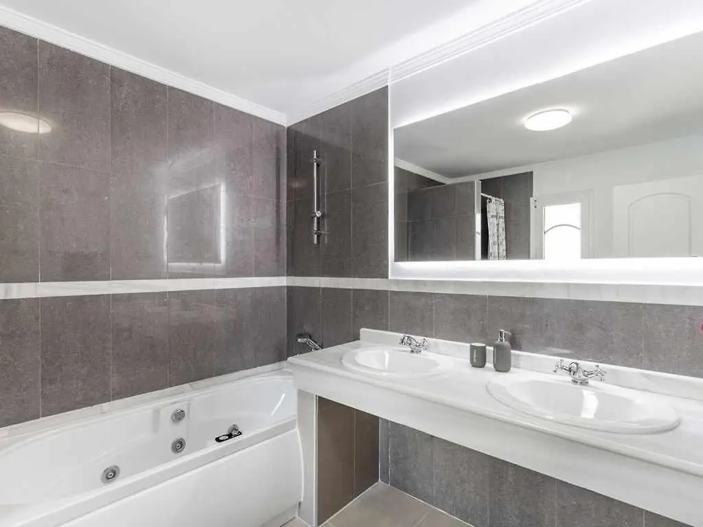 Villa Con Piscina Climatizada Y Vistas Al Golf